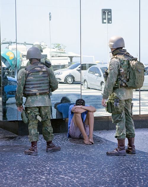Fuzileiros navais detendo suspeito (Praia de Copacabana)
