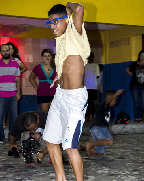 Dancarinos do Passinho na quadra da Unidos da Tijuca, no Morro do Borel