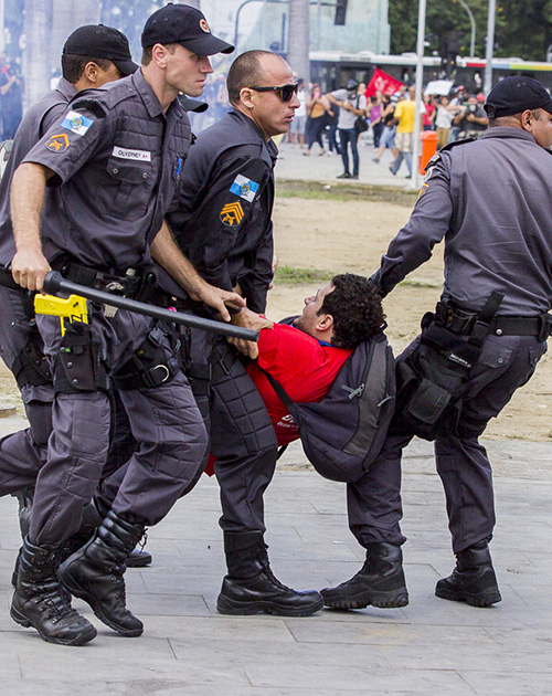 Policiais militares arrastam manifestante