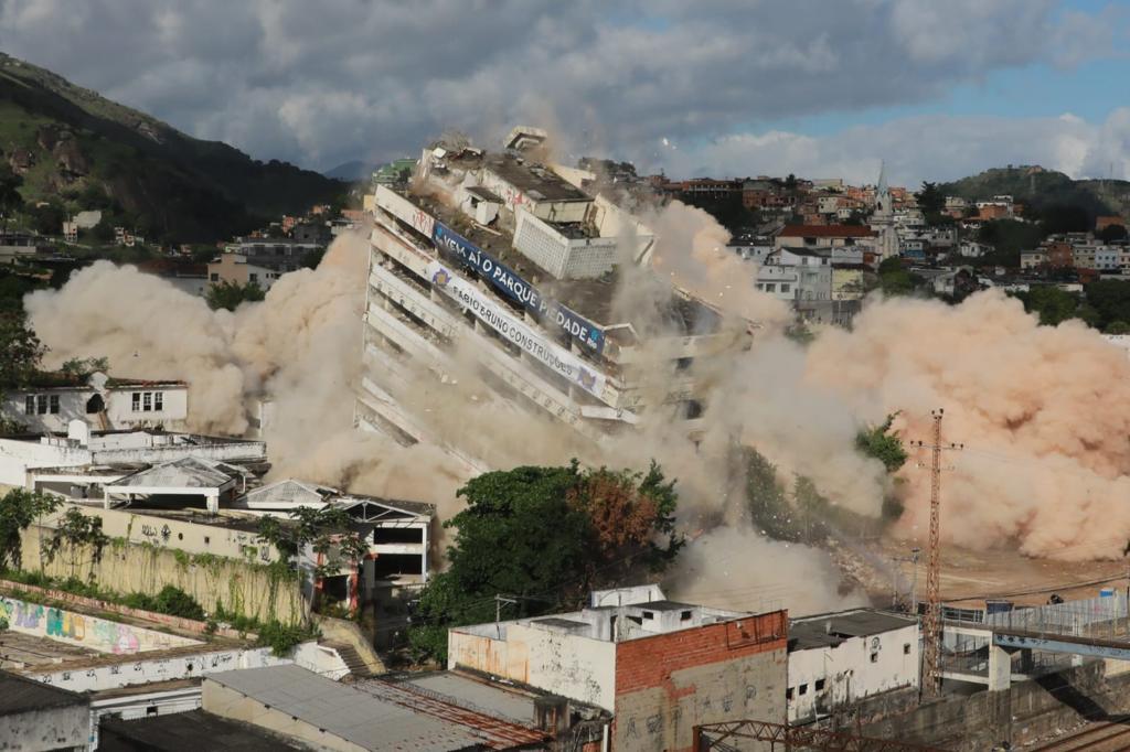 Universidade Gama Filho é implodida para dar lugar ao Parque Piedade