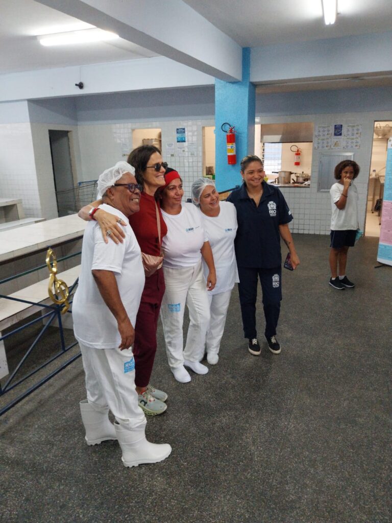 Zelia fez questão de tirar fotos com funcionários de apoio da escola