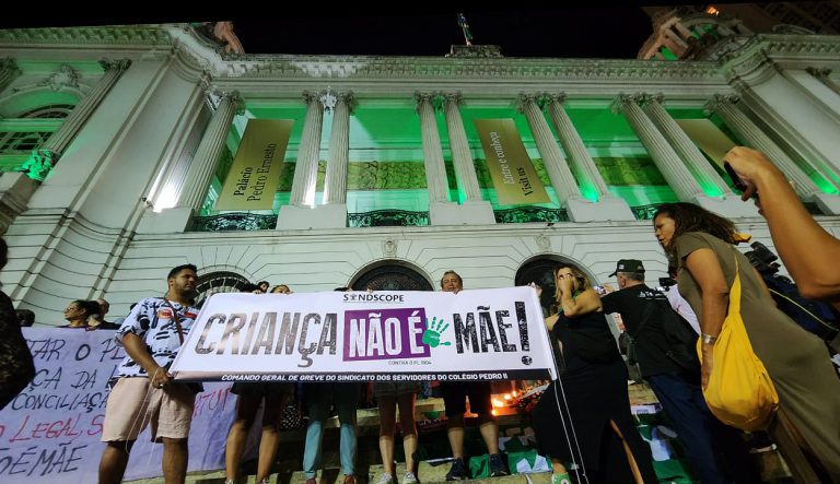Protestos contra “PL do Estupro” mobilizam a Cinelândia